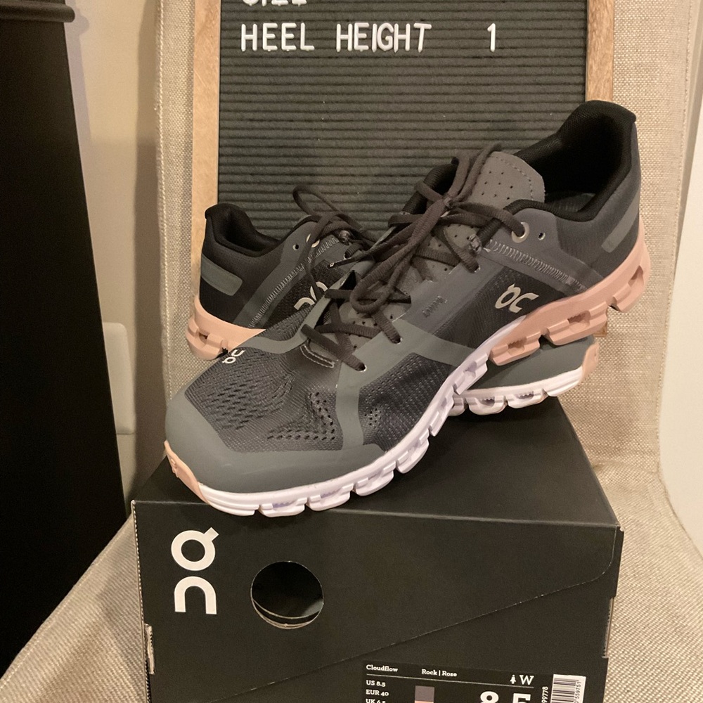 ON- cloudflow grey & pink sneakers. - worn once
